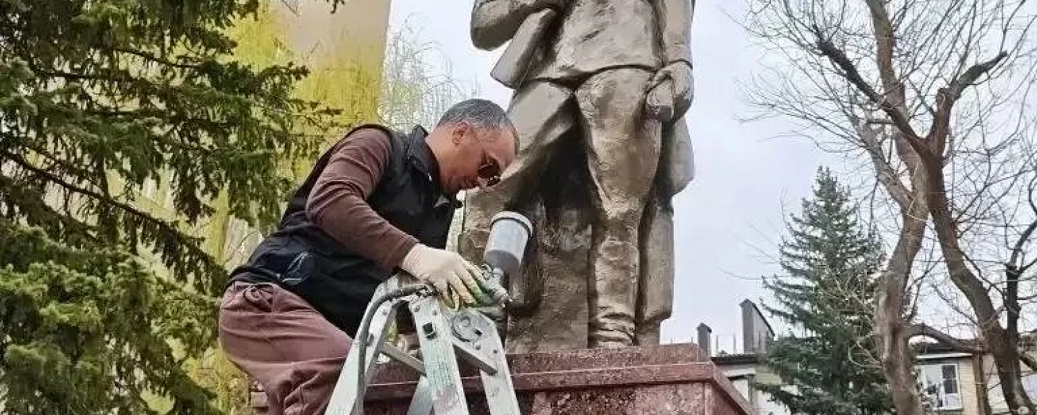 Ко Дню Победы в Черкесске обновляют военные памятники и мемориалы